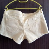 бледо жълти дънкови панталонки с накъсан ефект , снимка 2 - Къси панталони и бермуди - 26065773