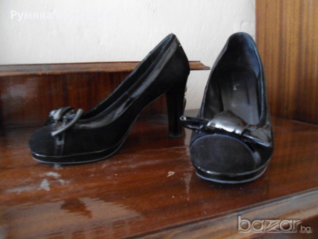Продавам черни велурено-лачени обувки на ток, снимка 4 - Дамски обувки на ток - 10841969