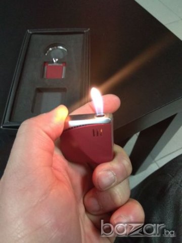 Плюс подарък! Прекрасен Дамски Подаръчен Комплект Ключодържател и запалка в червено, снимка 2 - Други - 20898551