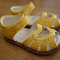 нови лачени сандали Mothercare, 21.5ти номер, снимка 4 - Детски сандали и чехли - 15468365