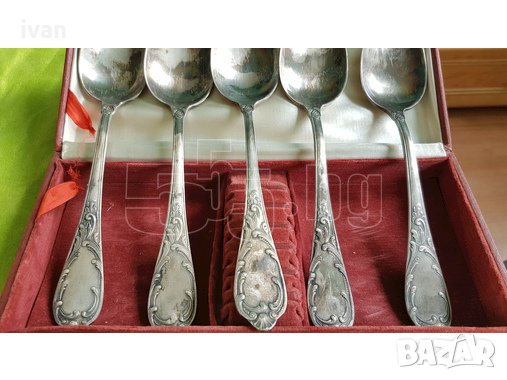 Продавам комплект стари лъжици с орнаменти по дръжките поставени в кутия, снимка 1