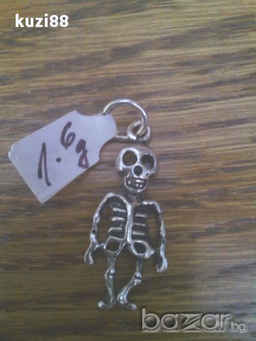 Продавам сребърна висулка