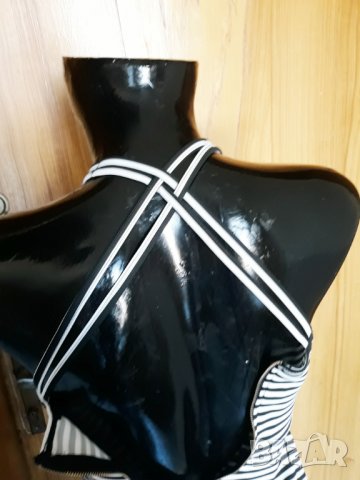 Къса разкроена еластична черно-бяла рокля на райе ХС, снимка 4 - Рокли - 25133307