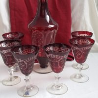 Кристални  чаши цветен червен кристал и гарафа , снимка 3 - Антикварни и старинни предмети - 17470279