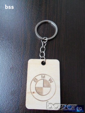 Ключодържател от дърво с метално синджирче и лого на любимата ви марка автомобили