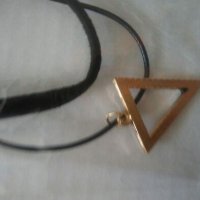  🤯 Колие с триъгълник и кожена верижка, снимка 1 - Колиета, медальони, синджири - 22877863