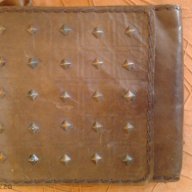 красива дамска чанта естествена телешка кожа с медни пирамиди от старото качество на изработка и мат, снимка 1 - Чанти - 11792481
