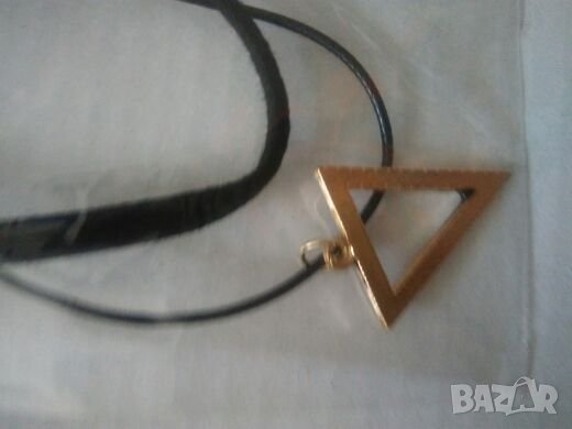  🤯 Колие с триъгълник и кожена верижка, снимка 1