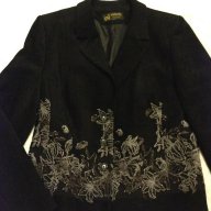 Черно сако със сребърни флорални елементи, снимка 1 - Сака - 13487607