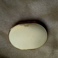 Пудриера в цвят злато с инициали O.W., снимка 3 - Антикварни и старинни предмети - 23168230