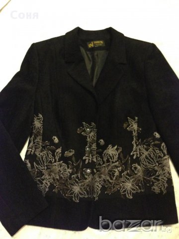 Черно сако със сребърни флорални елементи