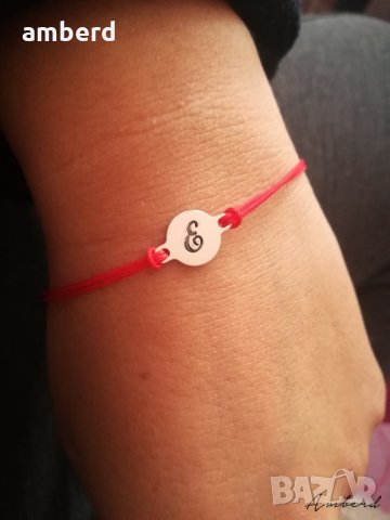 Гривни с червен конец и сребърна гравирана буква, снимка 4 - Гривни - 24522736