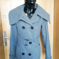 Сиво късо вълнено палто с голяма яка и черни копчета и колан С, снимка 1 - Палта, манта - 24957727