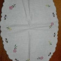 Продавам много покривчици за маса и копринени кърпички с българска бродерия, снимка 1 - Декорация за дома - 19303435