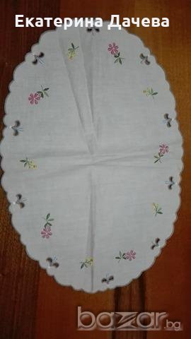 Продавам много покривчици за маса и копринени кърпички с българска бродерия, снимка 1