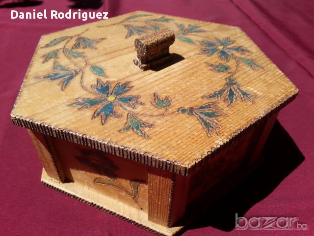Голяма Дървена Пирографирана Кутия за Бижута, снимка 1 - Антикварни и старинни предмети - 16364764