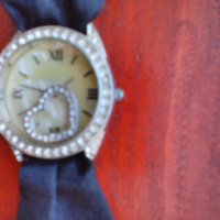 Красив дамски часовник с "диаманти", снимка 1 - Дамски - 22167484