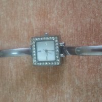Дамски часовник от Ейвън с кристали, снимка 1 - Дамски - 24693964