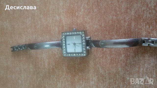 Дамски часовник от Ейвън с кристали, снимка 1 - Дамски - 24693964