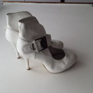 Високи бели обувки, номер 40, снимка 2 - Дамски обувки на ток - 17905928