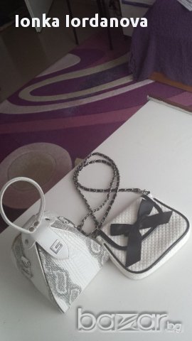 Две маркови бели чанти