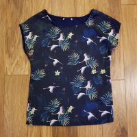 Тъмносиня блуза на бледорозови птици и зелени листа, снимка 3 - Тениски - 25518308