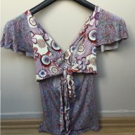 Дамска блуза BENETTON оригинал, size М, интересен модел с леко гол гръб, връзване отзад, мн.запазена, снимка 4 - Тениски - 11118058