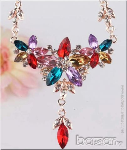 КОЛИЕ С ЦВЕТЯ ОТ АВСТРИЙСКИ КРИСТАЛИ И  18 К ПОПЪЛНЕНО ЗЛАТО, снимка 2 - Колиета, медальони, синджири - 7083524