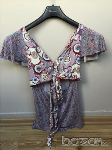 Дамска блуза BENETTON оригинал, size М, интересен модел с леко гол гръб, връзване отзад, мн.запазена, снимка 4 - Тениски - 11118058