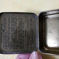 Продавам стара метална кутийка от втората световна война, снимка 4 - Антикварни и старинни предмети - 24117219