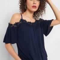 Тъмносиня блуза с отворени рамене и дантела , снимка 1 - Тениски - 25449201
