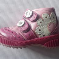 Бебешки обувки за момиче от естествена кожа с лепенки, ортопедични, снимка 1 - Бебешки обувки - 9897571