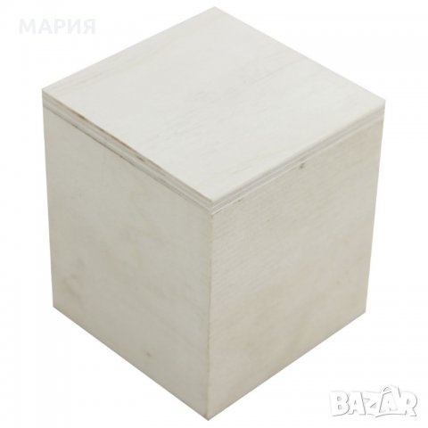 Малка дървена кутия с квадратна форма