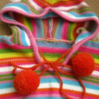 Цветно плетено пончо 116 ръст, снимка 3 - Детски пуловери и жилетки - 24330316