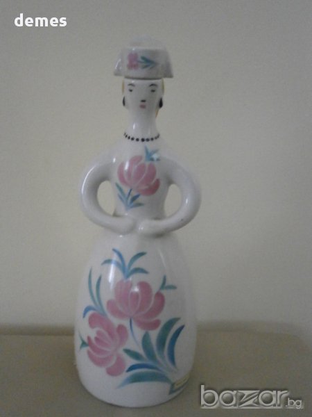 Декоративно порцеланово шише във форма на момиче в национална носия от Ссср от 70-те години на Хх в., снимка 1