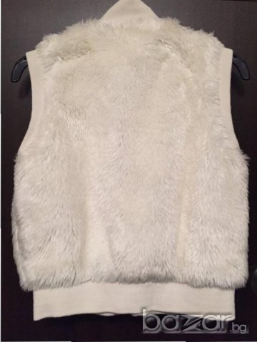 Детски елек ЕSPRIT оригинал, 10/11г., 140/146см., пухкав, екокожа, цвят екрю, много запазен, снимка 2 - Детски якета и елеци - 12954895