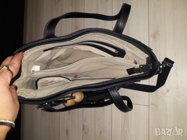 Черна кожена чанта с дълги и къси дръжки със сребристи ленти от страни, снимка 3 - Чанти - 23623339