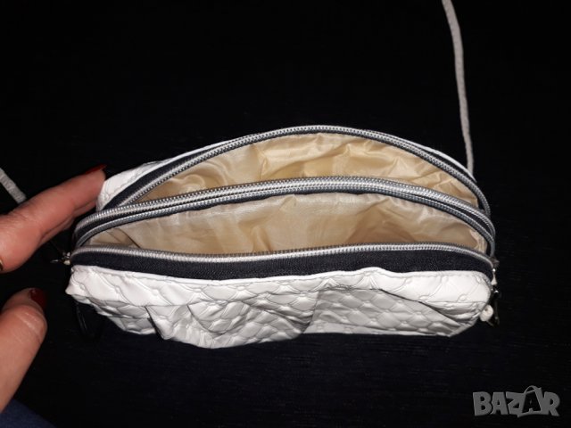 Малка бяла лачена чанта с дълга дръжка , снимка 2 - Чанти - 23623832