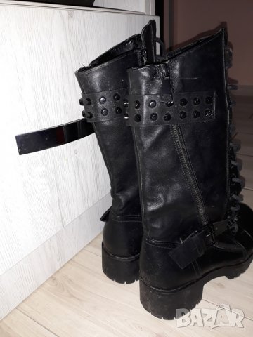 Уникални Черни дамски кожени високи боти с черни капси марка Lisa W, снимка 5 - Дамски боти - 24030360
