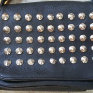Дамска чанта с метални капси, снимка 1 - Чанти - 17622677