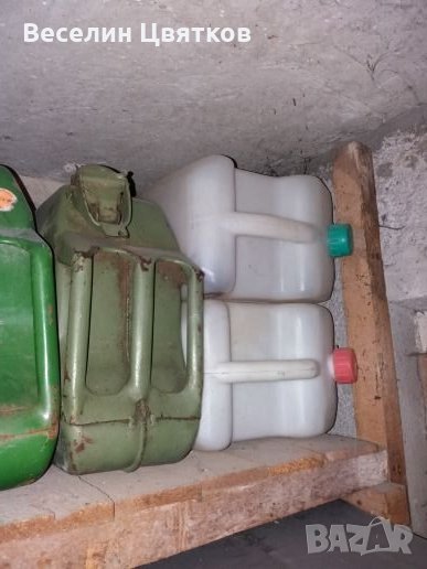 Туби за гориво шест бр. две метални -по 20 литра , снимка 1