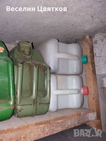 Туби за гориво шест бр. две метални -по 20 литра 