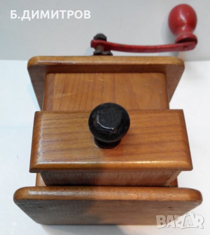 Стара ръчна дървена кафемелачка, снимка 10 - Антикварни и старинни предмети - 24473817