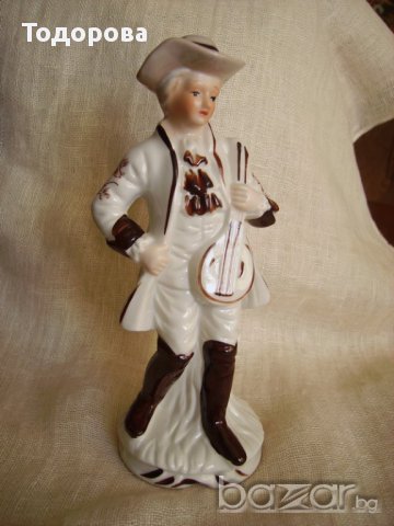 Продавам порцеланова изящна порцеланов фигура
