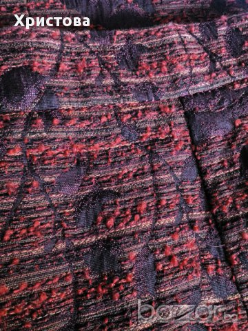 Къса елегантна пола от ефектен релефен плат-с елементи на букле и сатен.