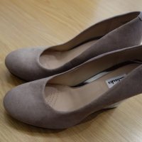 нови велурени обувки Clarks, 39ти номер, снимка 1 - Дамски ежедневни обувки - 18676151
