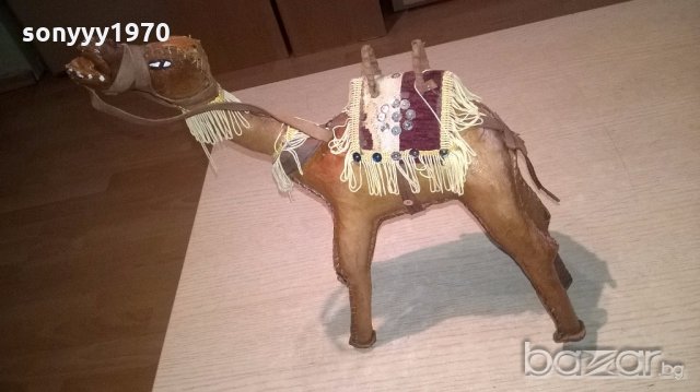 камила 30х30х10см-кожа-внос швеицария, снимка 6 - Антикварни и старинни предмети - 18711435
