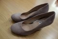 нови велурени обувки Clarks, 39ти номер, снимка 1 - Дамски ежедневни обувки - 18676151