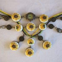 Ръчно бродирани бижута с цветя слънчогледи, снимка 2 - Бижутерийни комплекти - 22129530