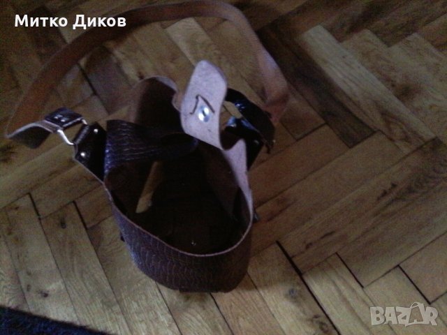 Кошница от естествена кожа за носене през рамо на някои неща